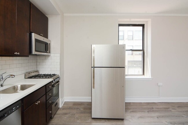 Building Photo - 3335 W Diversey Ave