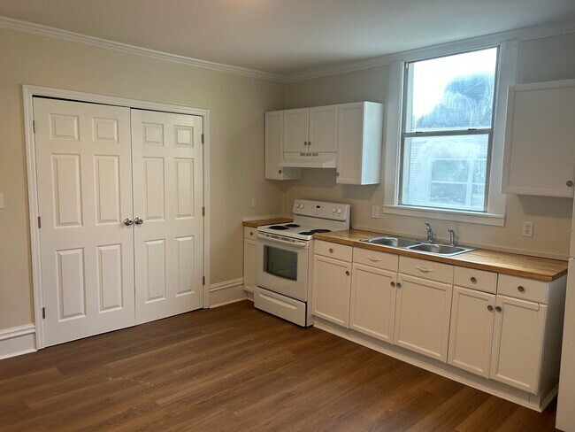 Building Photo - Stunning 3-Bedroom, 1-Bathroom Home with H...