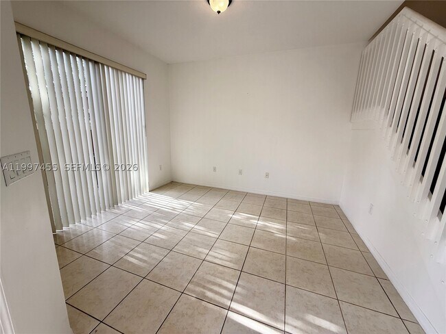 Foto del edificio - 962 SW 143rd Ave