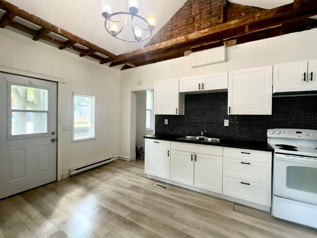 Photo du bâtiment - Main Floor 2 bedroom with Parking