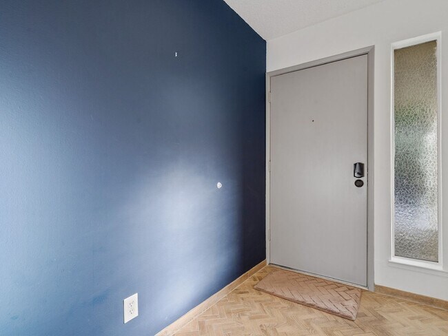 Foto del edificio - 2 Bd/1 Ba Farm Hill Condo - Top-floor Unit...