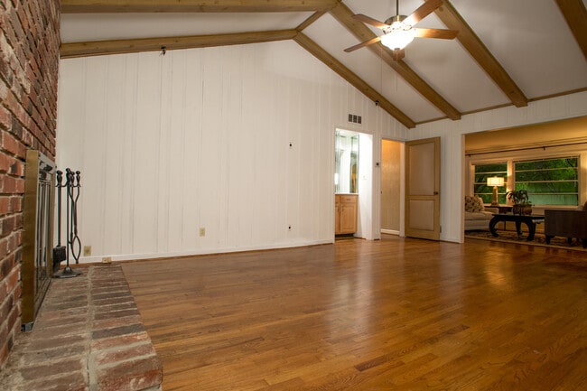 Building Photo - 376 Cochran Dr NW