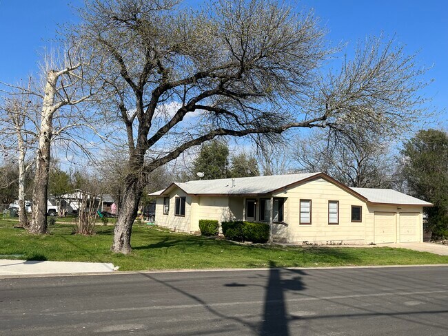 Foto del edificio - 300 N Burleson St
