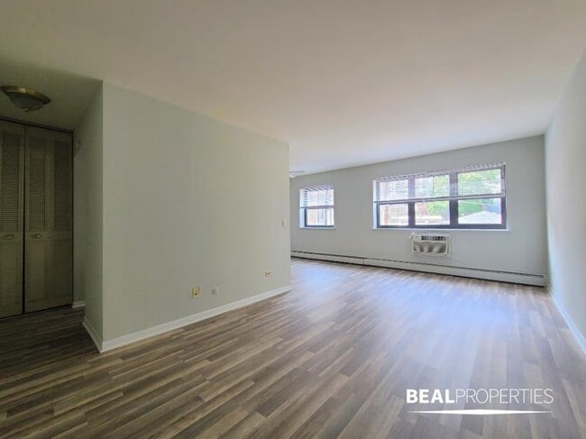 Building Photo - 1 bedroom in CHICAGO IL 60657