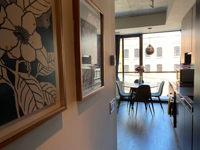 Photo du bâtiment - 624 King St W