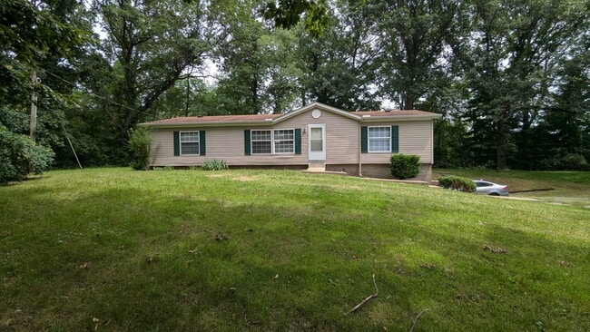 Building Photo - Newly renovated gem located at Earl Lake i...