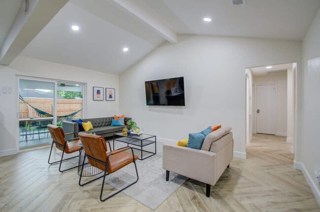 Building Photo - 16906 Barcelona Dr