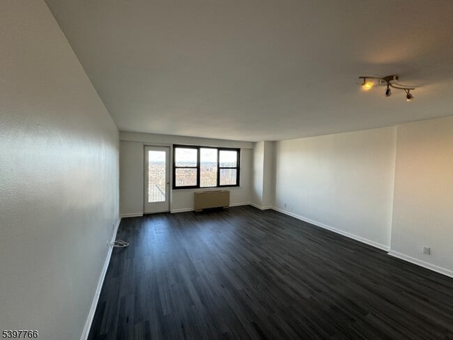 Building Photo - 285 Aycrigg Ave