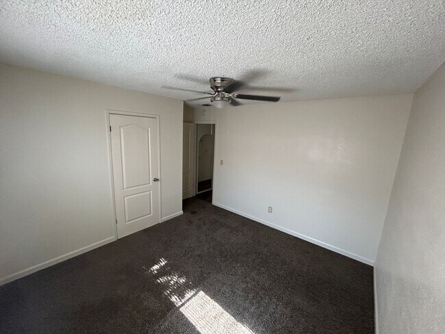 Foto del edificio - 93 E Hazelwood Dr