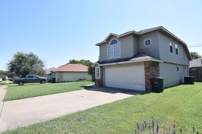 Foto del edificio - 2408 Bluebonnet Dr