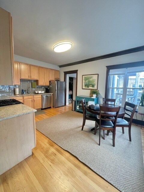 Foto del edificio - 4452 N Winchester Ave