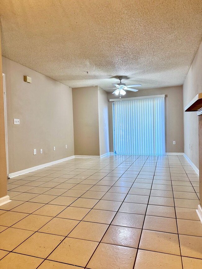Building Photo - Cozy 2B/2B Unfurnished Condo near Beach in...