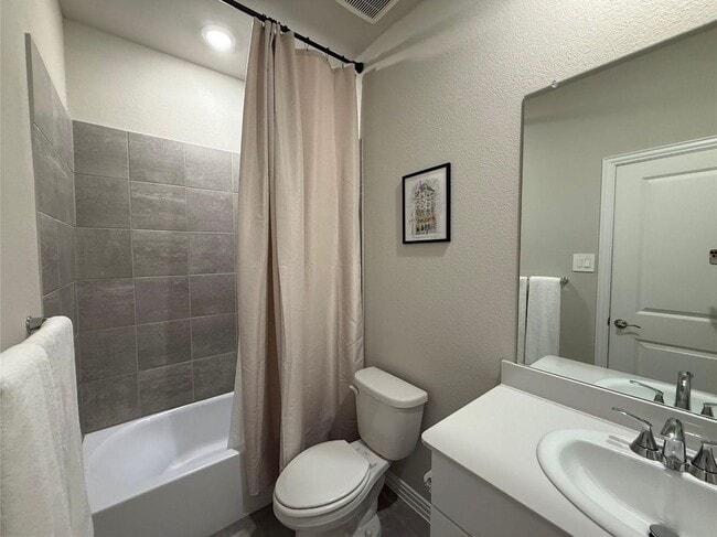 Building Photo - 205 Greenbriar Dr