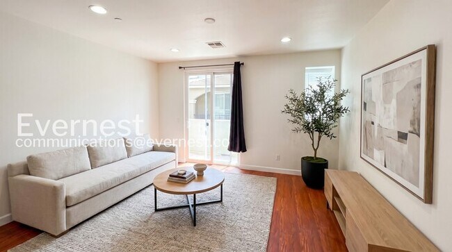 Building Photo - 3 Bed/3 Bath Townhome with Garage / Vouchers Accepted / Available Now!