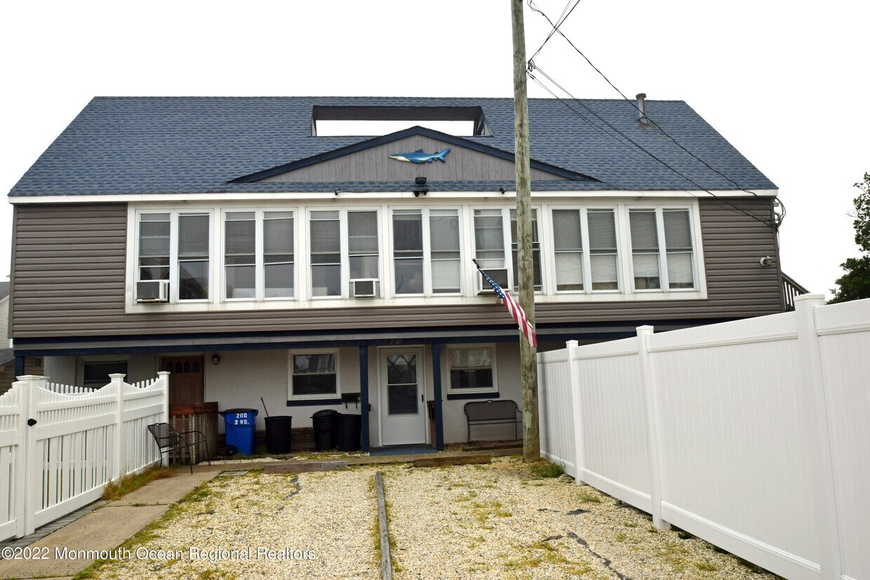 Primary Photo - 200 3rd Ave