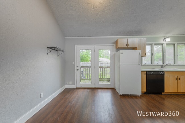 Building Photo - 2221 Belmont Ave