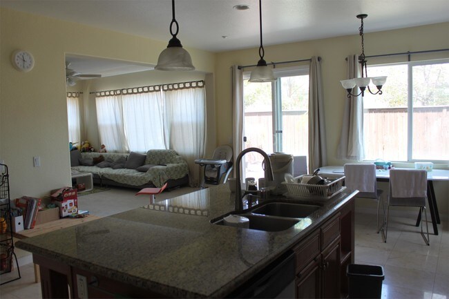 Foto del edificio - 16930 Silver Crest Dr