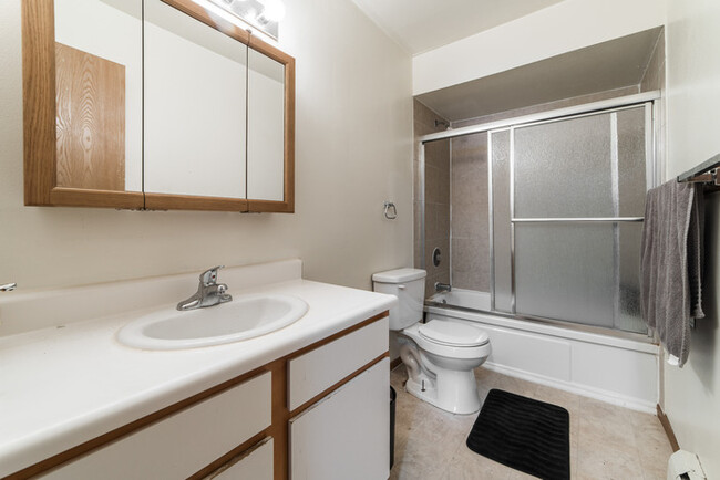 Building Photo - 820 W Hillcrest Dr