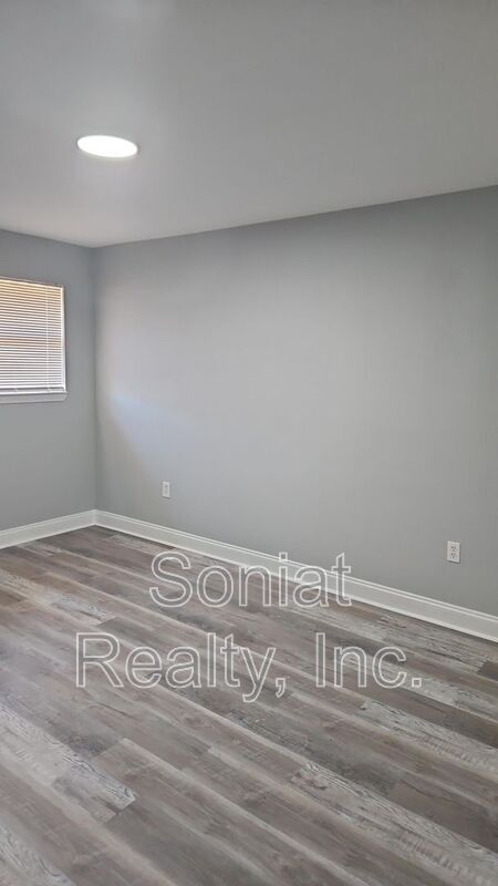 Building Photo - 924 Deslonde St