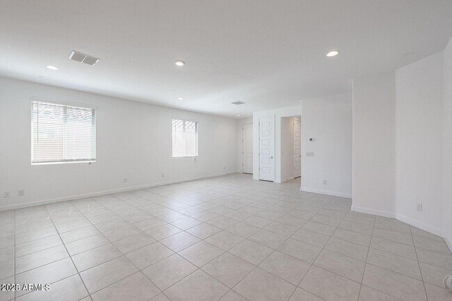 Building Photo - 16434 W Saguaro Park Ln