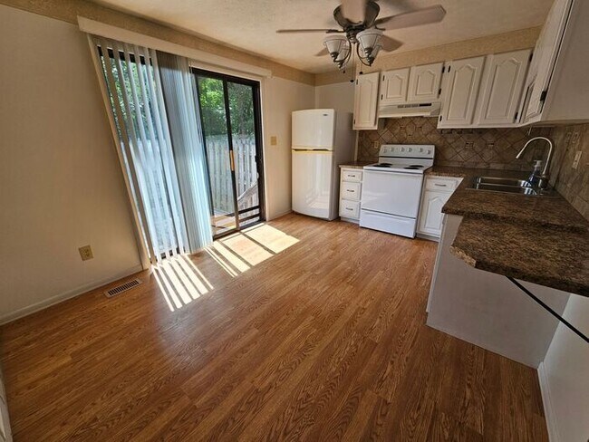Building Photo - Perfect 2BR 1BA Townhome in Aurora (Remind...