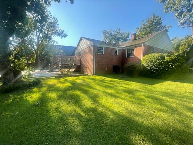 Building Photo - 105 Nut Grove Dr