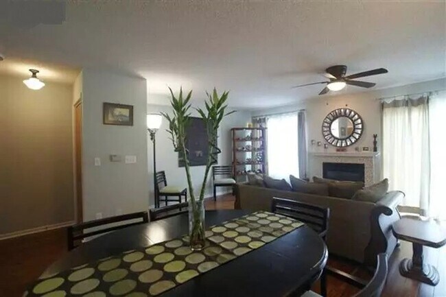 Foto del edificio - 2 bedroom, 2-1/2 bath end-unit condo west side Iowa City