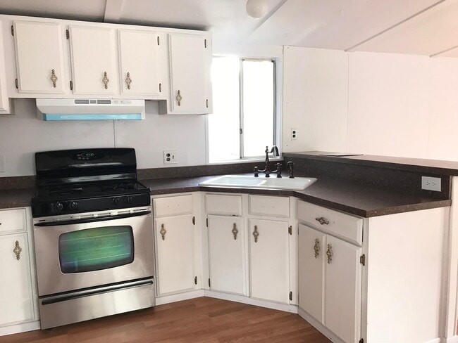 Building Photo - 754 E Zuni Dr