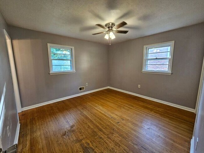 Foto del edificio - Spacious 3 Bedroom, 1.5 Bath House with Detached Garage