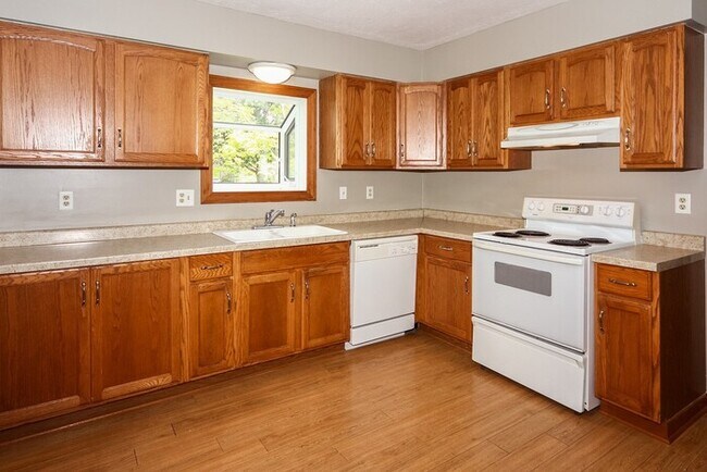 Foto del edificio - Brick Ranch and Fenced Yard in Decatur Twp!