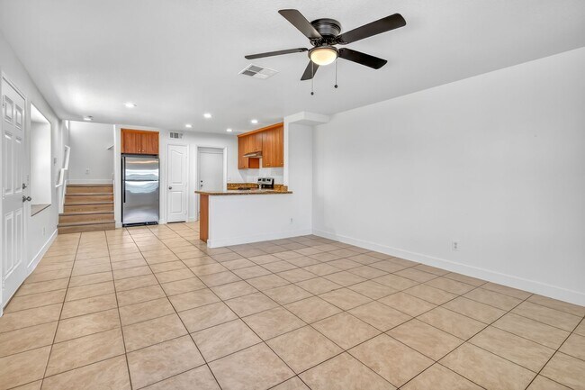 Foto del edificio - MOVE-IN READY 2-STORY 3-BEDROOM TOWNHOME IN LAS VEGAS!