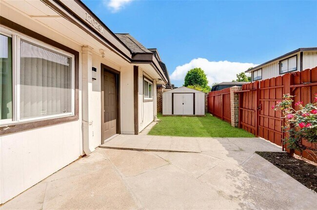 Foto del edificio - 12028 Mighty Oak Dr