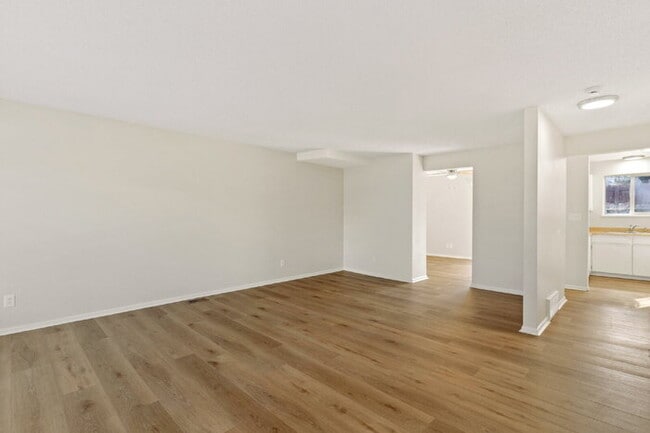 Building Photo - Upgraded 3-Bed Townhome Just Minutes from ...