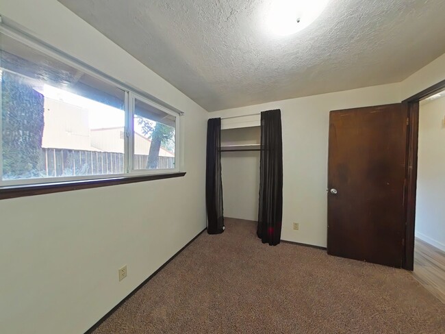 Building Photo - 3 Bedroom Duplex ~ Close to 9th Street ~ Pet Friendly