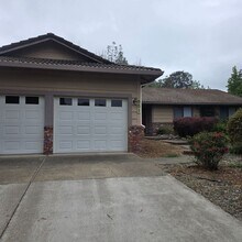 Building Photo - 651 Country Oak Dr