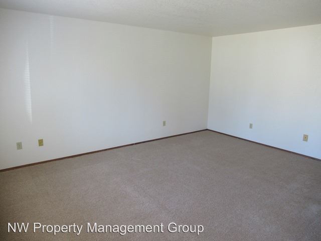 Building Photo - 10431 Holly Dr