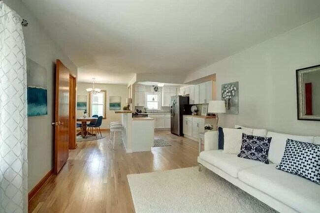 Living Room, DR, Kitchen - 3733 Hillcrest Dr