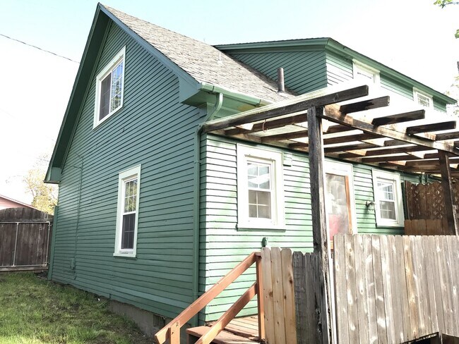 Foto del edificio - 2 Bedroom Duplex Unit in S. Eugene