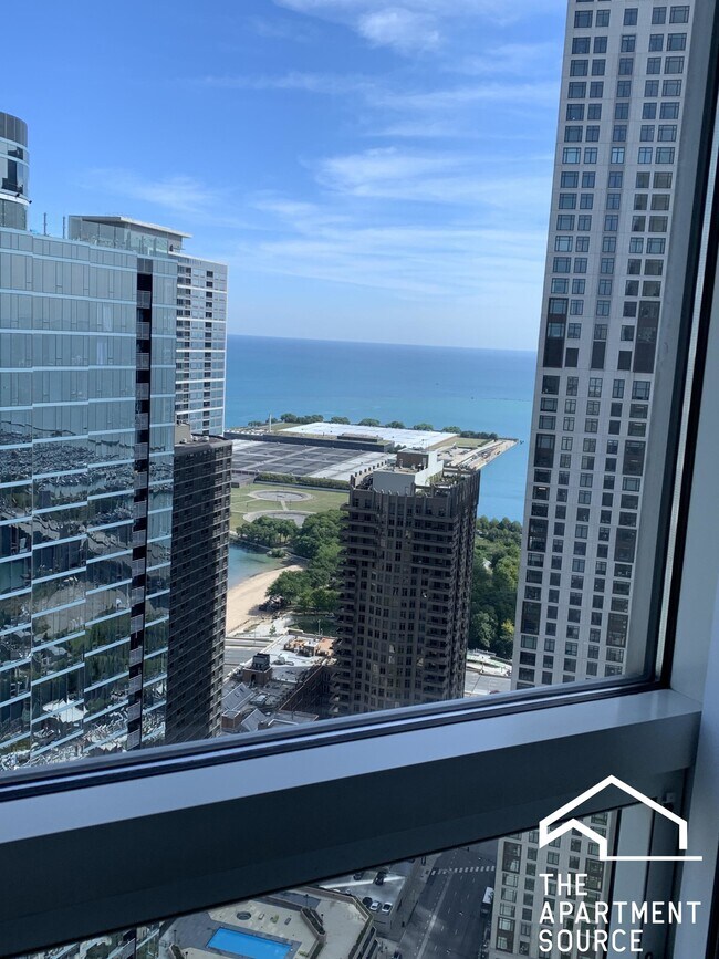 Building Photo - 512 N McClurg Ct