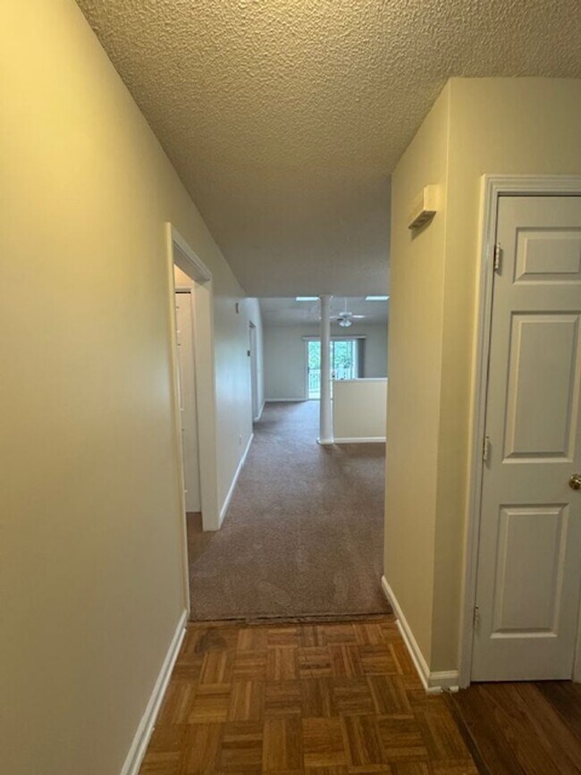 Foto del edificio - Condo in Holton Place - 2nd Floor Unit - W...