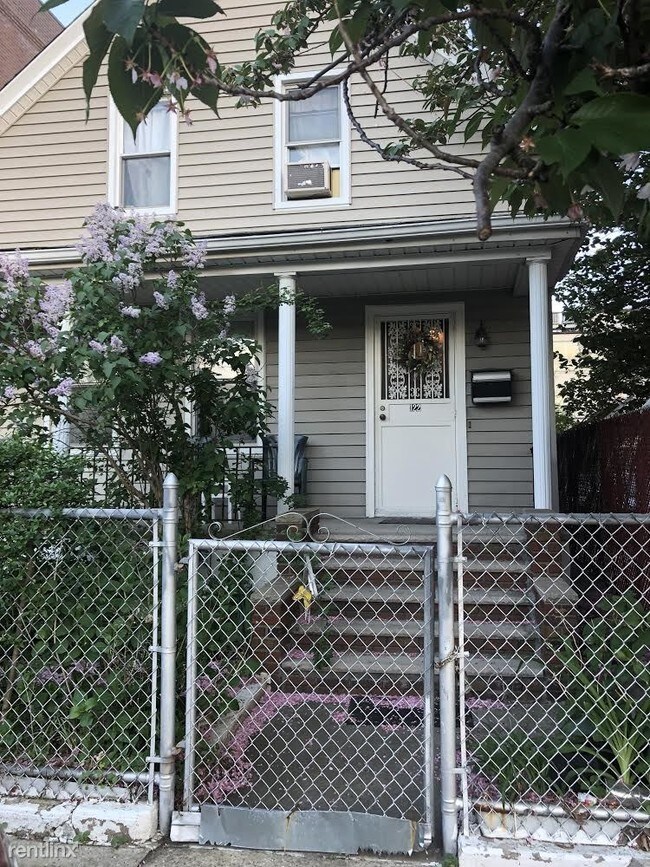 Building Photo - 4 br, 2 bath House - 122 Lawrence Ave