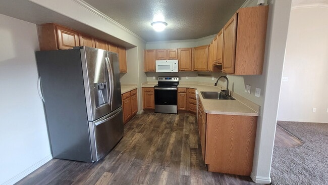 Building Photo - "Charming 3-Bed, 2-Bath Top Floor Condo in...