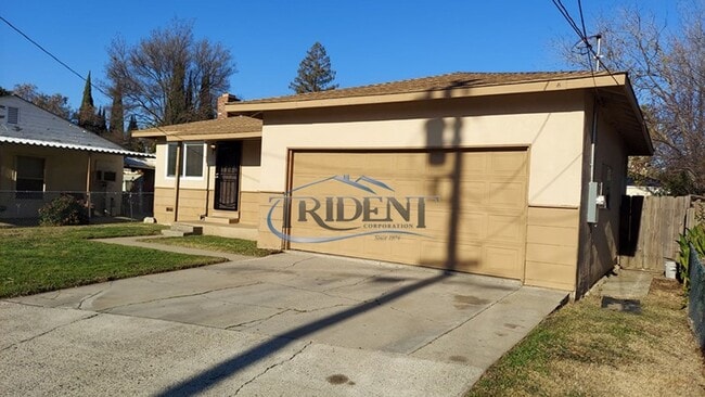 Foto del edificio - This is a cute updated 3 bedroom 2 bath house