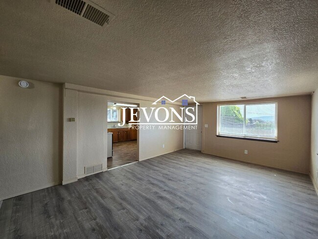 Foto del edificio - 4210 E Hillcrest Dr