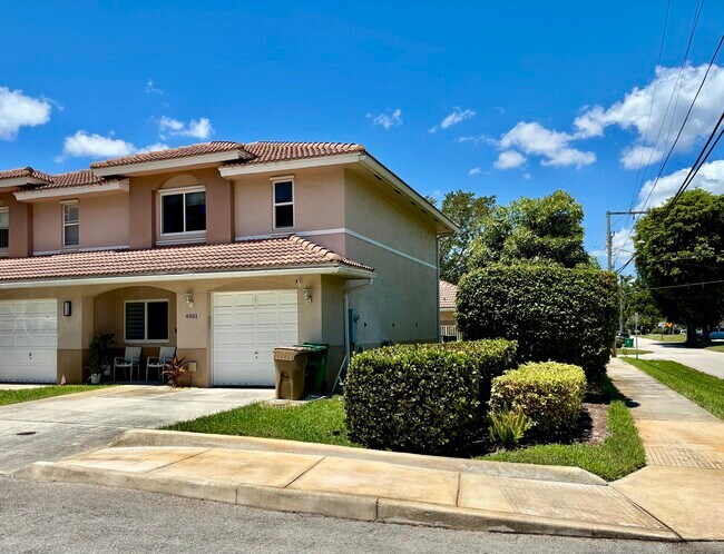 Foto del edificio - 4901 Palm Garden Ln