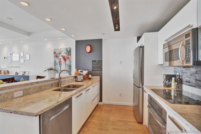 Foto del edificio - 601 NE 36th St