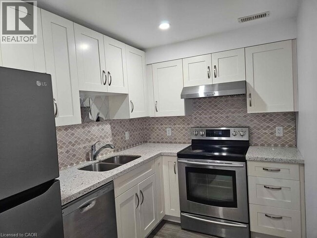 Building Photo - 560 Landgren Ct