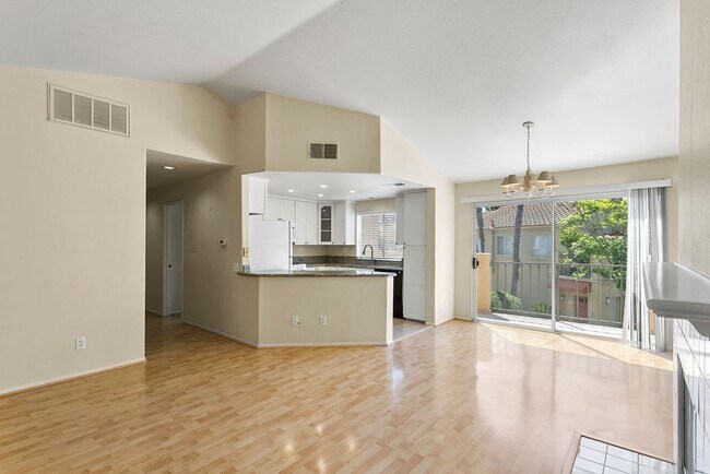 Foto del edificio - Stylish 2-Bedroom Townhouse in Marina Hills