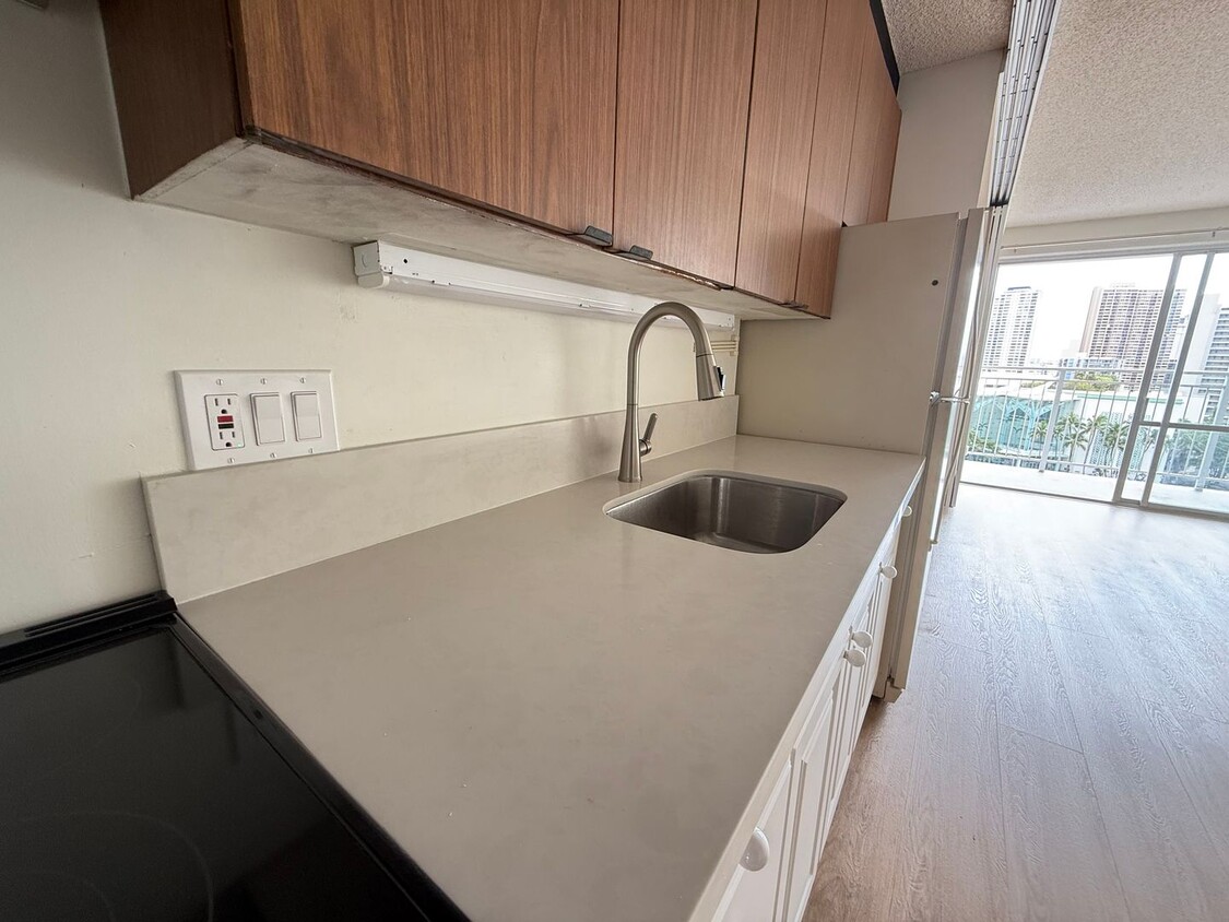 Foto principal - Renovated 1-bedroom unit available immedia...