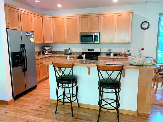 Building Photo - 4 bdrm/2.5 bath Custom Home on the Southside